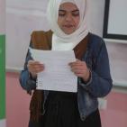 طالبات يعرضن مبادرة حول مخاطر وسائل التواصل الاجتماعي