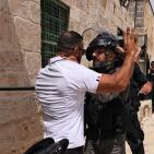 شاهد.. اصابات واعتقالات عقب اقتحام الاحتلال للمسجد الأقصى