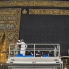 بالصور.. رفع كسوة الكعبة استعدادا لموسم الحج