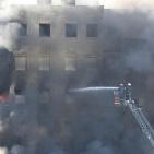 شاهد.. حريق هائل في مستودعات للأجهزة الكهربائية بالخليل