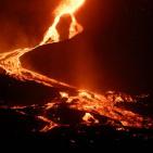 بالصور.. حمم بركان لا بالما تتدفق نحو البحر