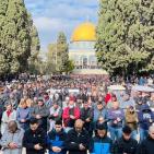 صور: 50 ألفا يؤدون صلاة الجمعة في الأقصى