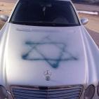 مستوطنون يعطبون إطارات مركبات ويخطون شعارات عنصرية شمال سلفيت