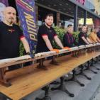 صور: شيف يعد سندويش شاورما بطول 20 مترا لدخول 