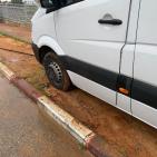 بالصور: اعطاب إطارات مركبات وخط شعارات عنصرية في جلجولية