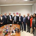 اتحاد كرة القدم وبنك فلسطين يوقعان اتفاقية رعاية بطولة القدس والكرامة