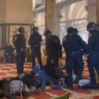 شاهد: الاحتلال ينكل بالمصلين في المسجد القبلي ويعتقل نحو 400