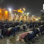 بالصور: 100 ألف مصلٍ يؤدون صلاتي العشاء والتراويح في الأقصى