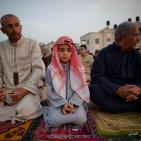 بالصور: مواطنو غزة يؤدون صلاة عيد الفطر في العراء والساحات العامة