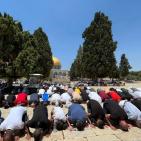 بالصور: عشرات الآلاف يؤدون صلاة الجمعة في الأقصى