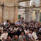 الآلاف يحيون 