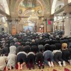 الآلاف يحيون 