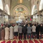 الآلاف يحيون 