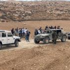 بالصور: الاحتلال يحتجز وفدًا من وزارة التربية في مسافر يطا جنوب الخليل