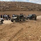 بالصور: الاحتلال يحتجز وفدًا من وزارة التربية في مسافر يطا جنوب الخليل