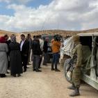 بالصور: الاحتلال يحتجز وفدًا من وزارة التربية في مسافر يطا جنوب الخليل