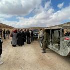 بالصور: الاحتلال يحتجز وفدًا من وزارة التربية في مسافر يطا جنوب الخليل