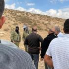 بالصور: الاحتلال يحتجز وفدًا من وزارة التربية في مسافر يطا جنوب الخليل
