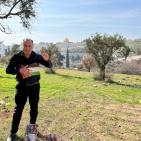 سيدة الأرض تغرس أشجار زيتون احتفاء بالمنتخب المغربي وياسين بونو