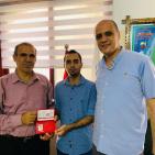 نقابة الصحفيين تسلم بطاقة الاتحاد الدولي للصحفيين بغزة.