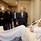 بالصور: مصطفى يعود عددا من جرحى العدوان على غزة