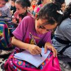 فوق ركام منزلها.. معلّمة تقدم التعليم والترفيه لأطفال غزة