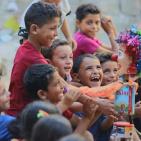 فوق ركام منزلها.. معلّمة تقدم التعليم والترفيه لأطفال غزة