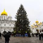 شاهد: تزيين شجرة الميلاد الرئيسية في موسكو