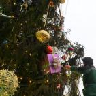 شاهد: تزيين شجرة الميلاد الرئيسية في موسكو