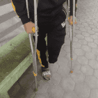 يوسف.. طفل غزي فقد والديه وشقيقيه وقدمه يحلُم بـ