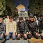 60 ألفا يؤدون صلاتي العشاء والتراويح في رحاب المسجد الأقصى