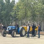 منح رخصة شخصية لقيادة جرار زراعي لسيدة من قرية المغير