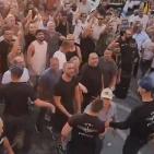 متطرفون إسرائيليون يعتدون على أيمن عودة خلال مظاهرة ضد الحرب على غزة