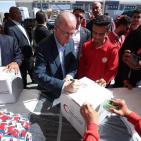 مصطفى يعود الجرحى من أبناء شعبنا في مستشفى العريش العام