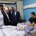 مصطفى يعود الجرحى من أبناء شعبنا في مستشفى العريش العام