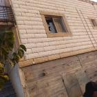 مستوطنون يحرقون مركبة ويحطمون أشجارا بمسافر يطا