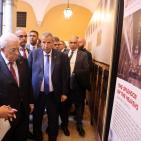 صور| الرئيس عباس يفتتح معرض 