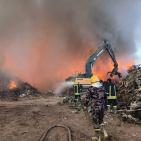 بالصور| الدفاع المدني يواصل منذ 16 ساعة التعامل مع حريق هائل في مصنع خردة بأريحا