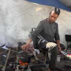 خاص | من موقدٍ بديل إلى حديقةٍ صغيرة… نصير يحوّل البتر إلى حياة في خيمة النزوح