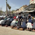 المقدسيون يؤدون صلاة الجمعة الأخيرة من رمضان على مقربة من الأقصى