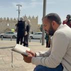المقدسيون يؤدون صلاة الجمعة الأخيرة من رمضان على مقربة من الأقصى