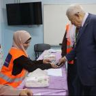 الرئيس عباس يدلي بصوته في الانتخابات المحلية بمدينة البيرة