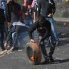 مواجهات بين طلاب جامعة بيرزيت وقوات الاحتلال على المدخل الشمالي لمدينة البيرة 