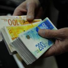 إسرائيل تحتجز أموال المقاصة الفلسطينية وتوسع الاقتطاعات