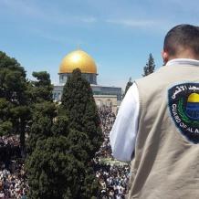 الاحتلال يبعد حارسا في المسجد الأقصى لمدة أسبوع