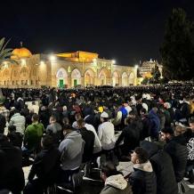 40 ألف مصل يؤدون صلاتي العشاء والتراويح في المسجد الأقصى