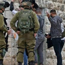 الاحتلال يعتقل 12 عاملاً قرب مستوطنة "عطروت" شمال القدس