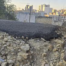 الاحتلال يغلق مدخل مخماس ومستوطنون يهاجمون مركبات المواطنين