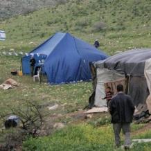 الاحتلال يداهم خيام مواطن ومستوطنون يغلقون طريقا شرق طوباس