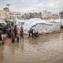 الأمطار الغزيرة تغرق خيام النازحين في قطاع غزة